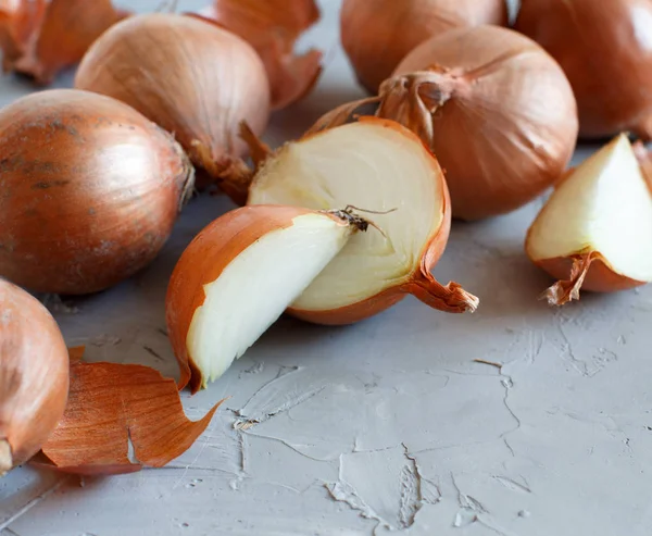 Raw Žluté Cibule Šedé Desce Zblízka — Stock fotografie