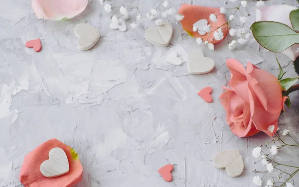 Rosas Rojas Flores Pétalos Corazones Sobre Fondo Gris —  Fotos de Stock