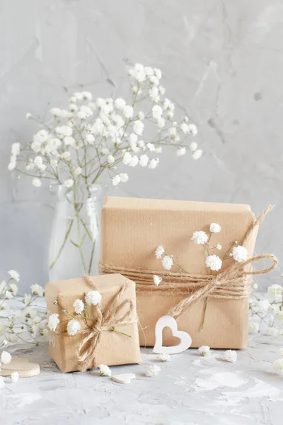 Ramo Pequeñas Flores Blancas Corazones Madera Sobre Fondo Gris — Foto de Stock