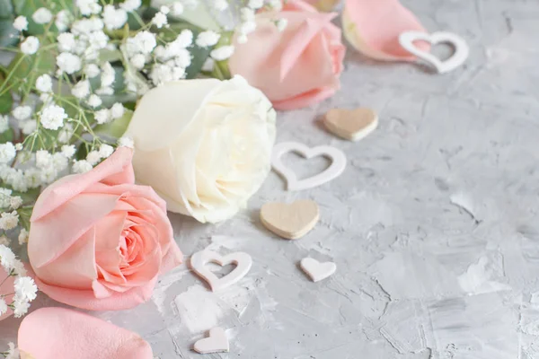 Τριαντάφυλλα Ροζ Και Κρεμ Καρδιές Γκρίζο Φόντο — Φωτογραφία Αρχείου