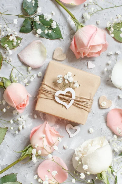 Caja Regalo Con Rosas Pequeñas Flores Blancas Sobre Fondo Gris —  Fotos de Stock