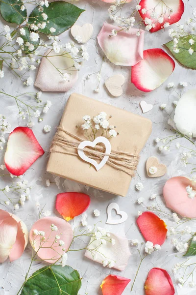 Δώρο Κουτί Τριαντάφυλλα Και Μικρά Λευκά Άνθη Φόντο Γκρι — Φωτογραφία Αρχείου