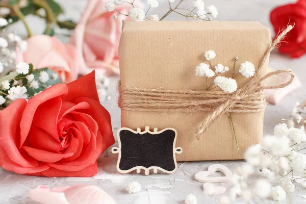 Κουτιά Δώρων Μικρά Άσπρα Λουλούδια Και Καρδιές Γκρίζο Φόντο — Φωτογραφία Αρχείου