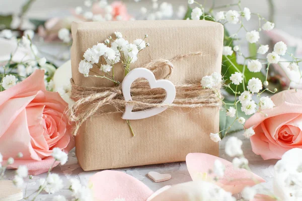 Δώρο Κουτί Τριαντάφυλλα Και Μικρά Λευκά Άνθη Φόντο Γκρι — Φωτογραφία Αρχείου