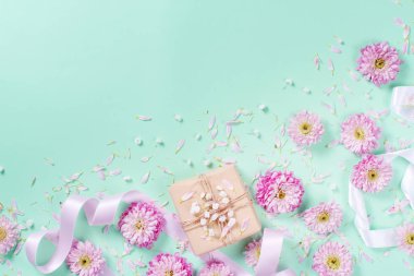 Pastel bir arka plan üzerinde kalpleri ve hediye kutusu ile çiçek kompozisyon