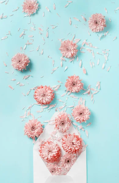 Umschlag Mit Blumen Und Blütenblättern Auf Pastellfarbenem Hintergrund — Stockfoto