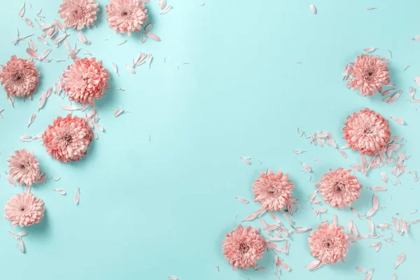 Blumenkomposition Mit Blumen Und Blütenblättern Auf Pastellrosa Hintergrund — Stockfoto