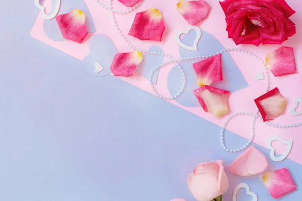 Frühlingskomposition Mit Rose Blütenblättern Und Herzen Auf Pastellfarbenem Hintergrund — Stockfoto
