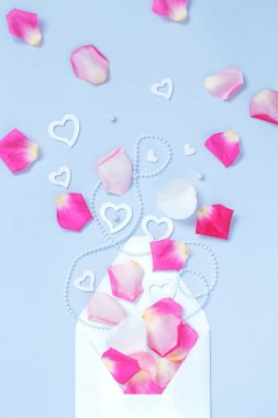 Yaprakları ve kalpleri pastel bir arka plan üzerinde zarf