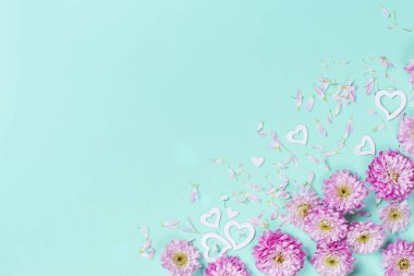 Kalpleri ve pastel bir arka plan üzerinde yaprakları çiçek kompozisyonu