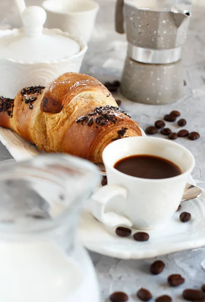 Frühstück Mit Kaffee Und Croissant Aus Nächster Nähe Mit Kaffeebohnen — Stockfoto