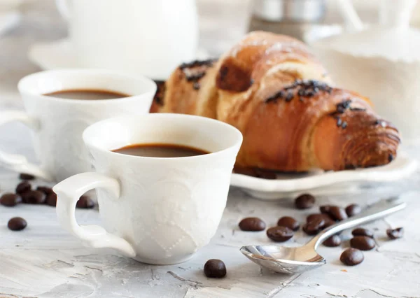 Petit Déjeuner Avec Café Croissant Gros Plan Avec Grains Café — Photo