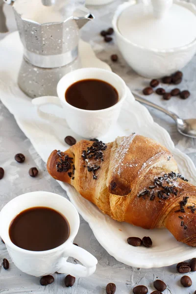 Café Manhã Com Café Croissant Close Com Grãos Café — Fotografia de Stock