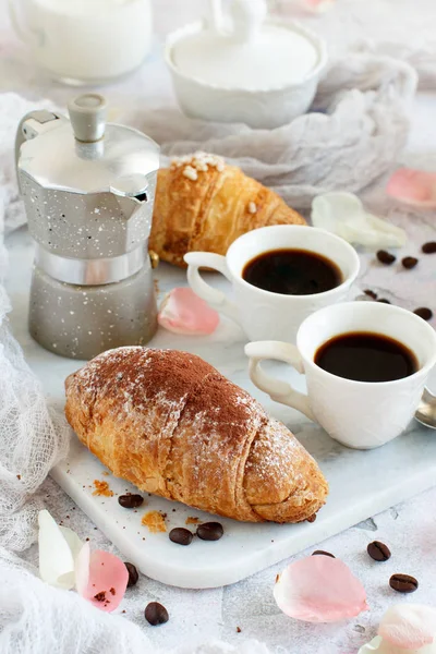 Café Manhã Com Café Croissant Close Com Grãos Café — Fotografia de Stock