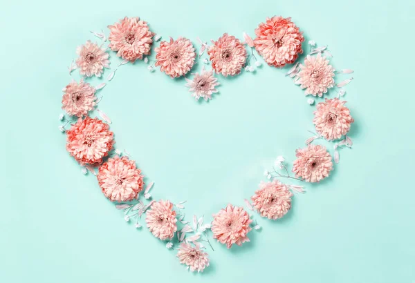 Serce Symbol Wykonane Korala Kwiaty Tle Pastel — Zdjęcie stockowe