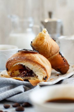 Kahve ve kruvasan kahvaltı kahve çekirdekleri ile yakın