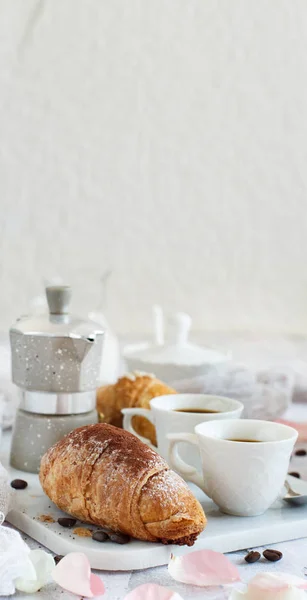 Café Manhã Com Café Croissant Close Com Grãos Café — Fotografia de Stock