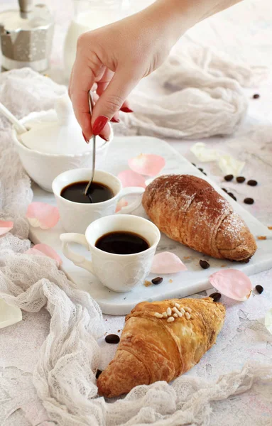 Café Manhã Com Café Croissant Close Com Grãos Café — Fotografia de Stock