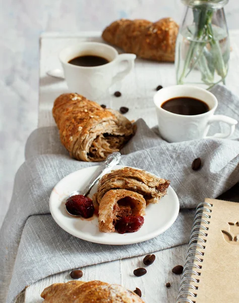 Завтрак Кофе Круассаном Рядом Кофейными Бобами — стоковое фото