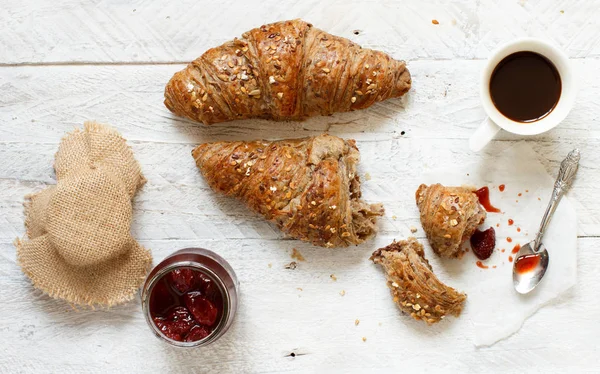 Frühstück Mit Kaffee Und Croissant Von Oben Auf Einem Weißen — Stockfoto