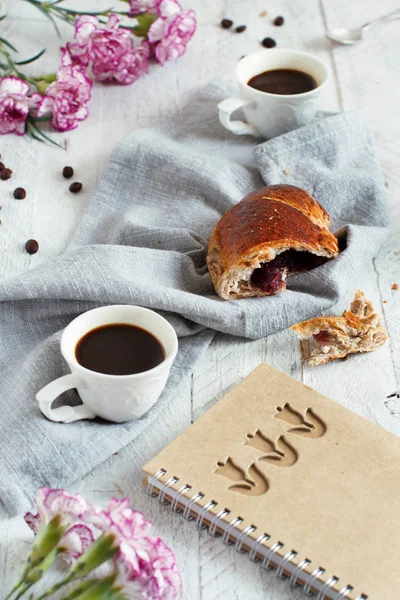 Café Manhã Com Café Croissant Close Com Grãos Café — Fotografia de Stock