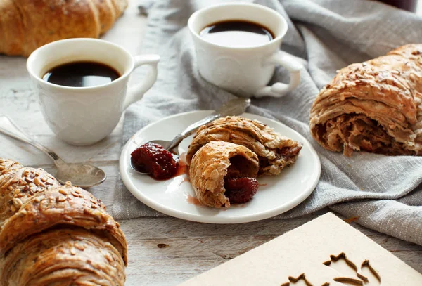 Frukost Med Kaffe Och Croissant Närbild Med Kaffebönor — Stockfoto