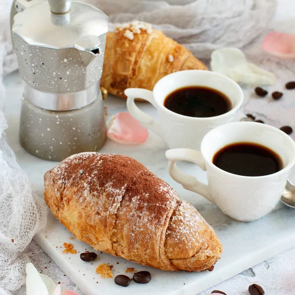 Frukost Med Kaffe Och Croissant Närbild Med Kaffebönor — Stockfoto