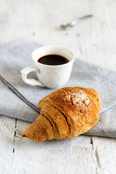 Ontbijt Met Koffie Croissant Close Een Houten Tafel — Stockfoto