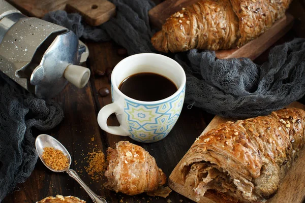 Petit Déjeuner Avec Café Croissant Sur Fond Bois Foncé Close — Photo