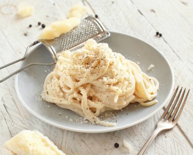 CF. Cacio e pepe, İtalyan peynir ve biber makarna u yakın