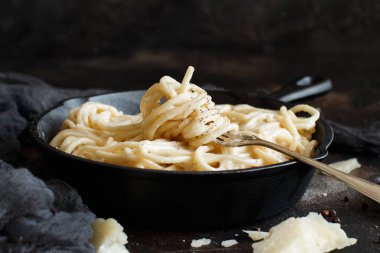 CF. Cacio e pepe, İtalyan peynir ve biber makarna u yakın