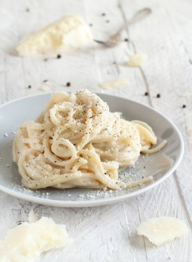 CF. Cacio e pepe, İtalyan peynir ve biber makarna u yakın
