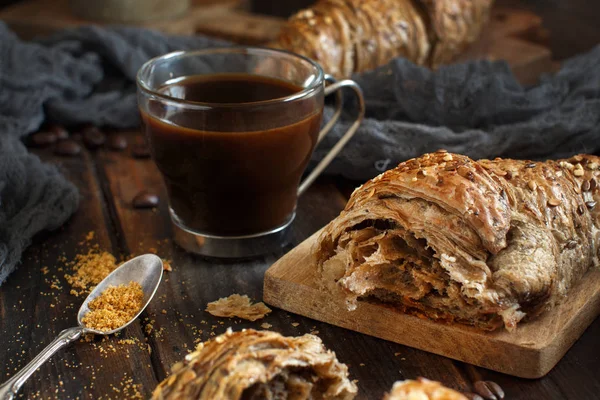 Petit Déjeuner Avec Café Croissant Sur Fond Bois — Photo