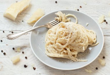 CF. Cacio e pepe, İtalyan peynir ve biber makarna u yakın