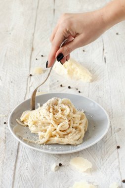 CF. Cacio e pepe, İtalyan peynir ve biber makarna u yakın