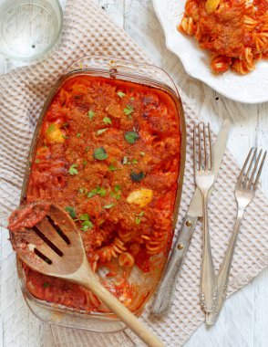 Pişmiş Düdük makarna domates sosu ve mozzarella peyniri ile 