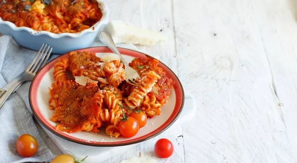 Plaat Met Gebakken Fusilli Pasta Met Tomaat Saus Mozzarella Kaas — Stockfoto