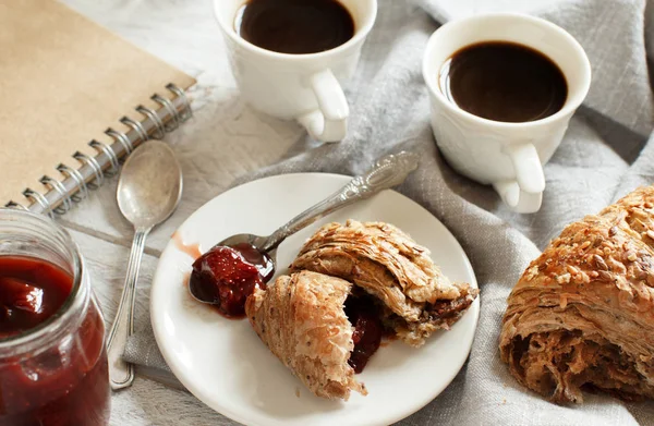 Frühstück Mit Kaffee Und Croissant Mit Erdbeermarmelade Aus Nächster Nähe — Stockfoto