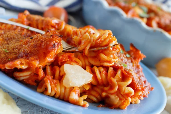 Gebakken Fusilli Pasta Met Tomaat Saus Mozzarella Kaas — Stockfoto