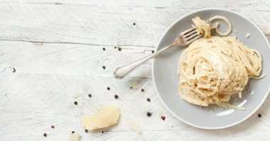 CF. Cacio e pepe, İtalyan peynir ve biber makarna üst görüntüleme
