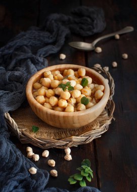 Ahşap kase sebze pişmiş nohut yahni yakın çekim