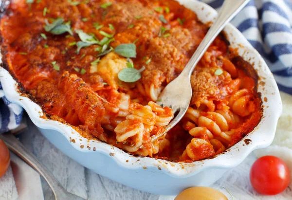 Gebakken Fusilli Pasta Met Tomaat Saus Mozzarella Kaas — Stockfoto