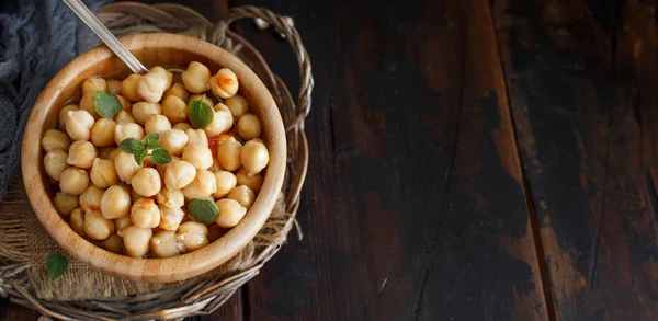 Guiso Garbanzos Cocidos Con Verduras Tazón Madera Cerca —  Fotos de Stock