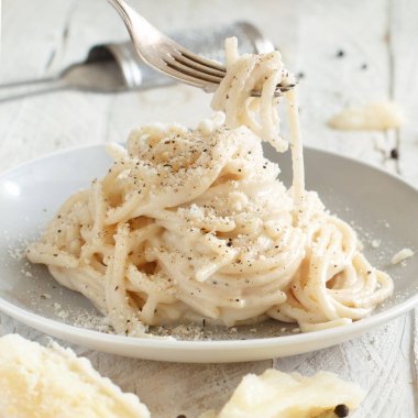 CF. Cacio e pepe, İtalyan peynir ve biber makarna u yakın