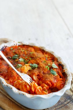 Pişmiş Düdük makarna domates sosu ve mozzarella peyniri ile 