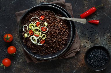 Yakın kadar siyah beyaz mercimek ve Sebze Güveç