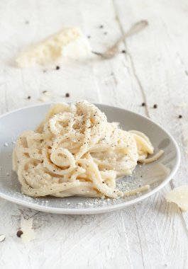 CF. Cacio e pepe, İtalyan peynir ve biber makarna u yakın