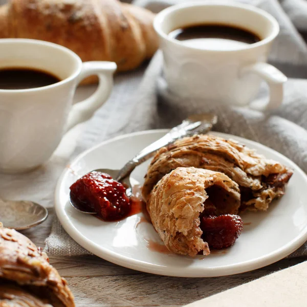 Frühstück Mit Kaffee Und Croissant Mit Erdbeermarmelade Aus Nächster Nähe — Stockfoto
