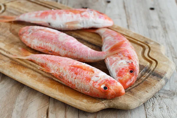 Pescado Fresco Crudo Sobre Tabla Madera — Foto de Stock