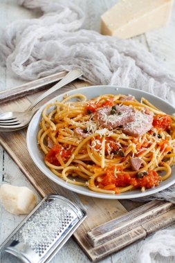 Spagetti taze ton balığı, domates, Kapari parçaları ile yakın çekim